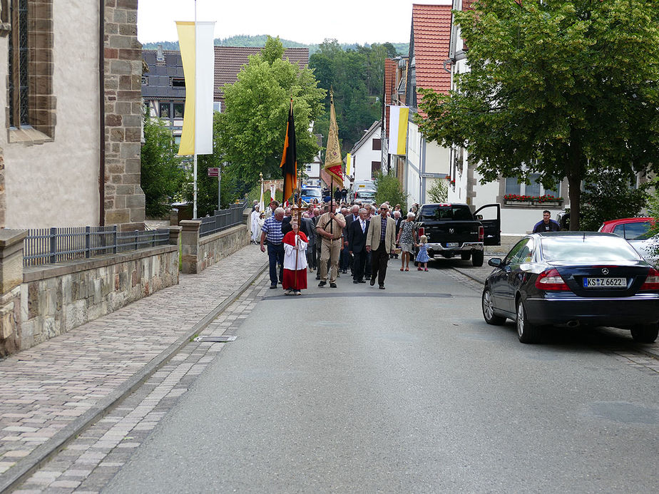 Fronleichnamsprozession durch die Straßen von Naumburg (Foto: Karl-Franz Thiede)